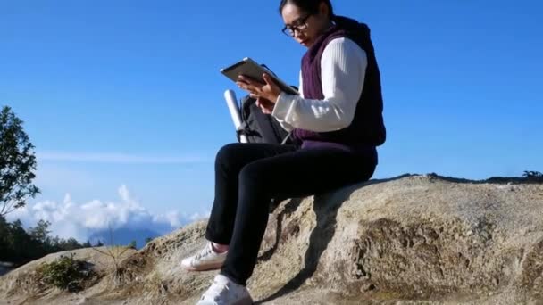 Young Woman Traveler Sitting Rock Searches Gps Coordinates Tablet Peak — Stock Video