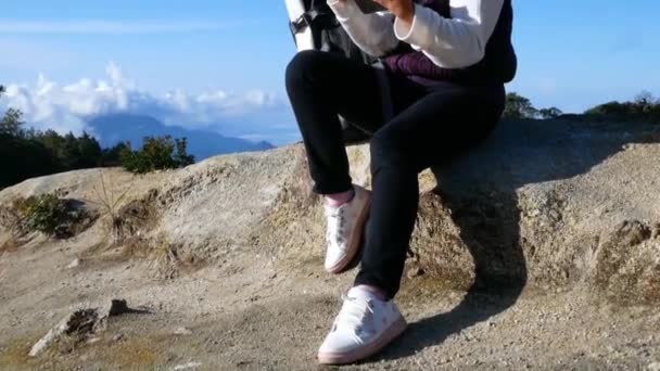 Mujer Joven Viajero Busca Coordenadas Gps Tableta Cima Montaña Día — Vídeos de Stock