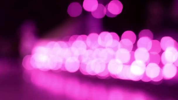 夜にタイのランナランタンからの光の紫色の抽象的なボケの背景 李鵬祭りのお祝いの概念 — ストック動画