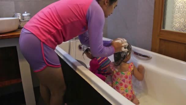 母亲在度假胜地的浴缸里给女儿们洗澡 — 图库视频影像
