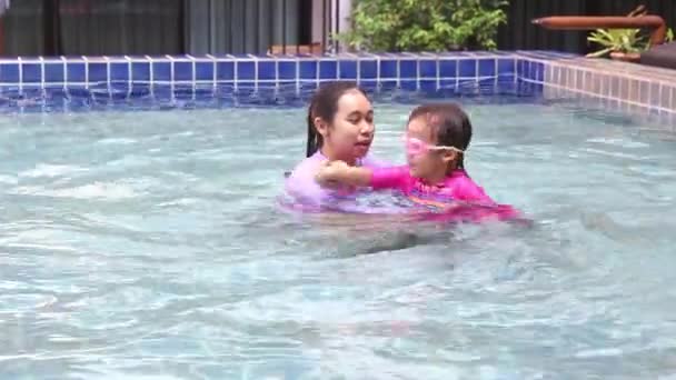 Happy Asian Family Enjoying Summer Vacation Swimming Pool Resort — Stock Video