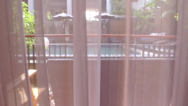 Offene Weiße Vorhänge Zum Blick Auf Den Pool Vom Balkon — Stockvideo