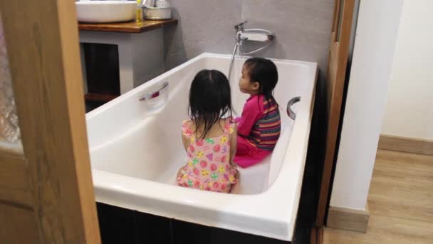 Little Asian Child Girls Having Fun Play Water Bathtub Resort — ストック動画