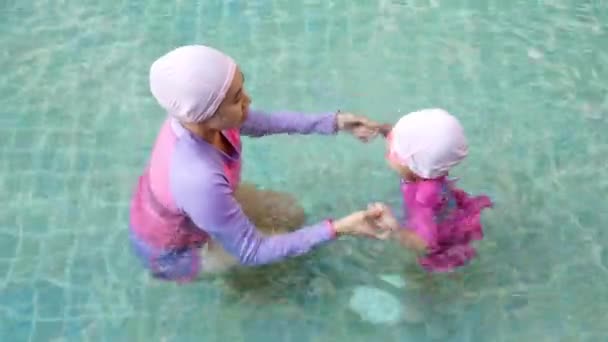 Feliz Familia Asiática Jugó Bajo Agua Las Vacaciones Verano Piscina — Vídeos de Stock