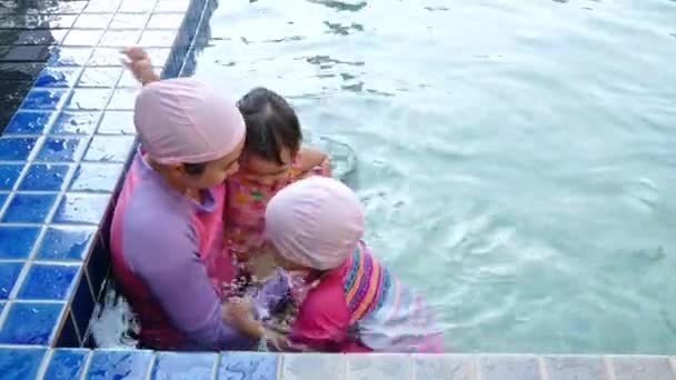 Happy Asian Family Enjoying Summer Vacation Swimming Pool Resort — Stock Video