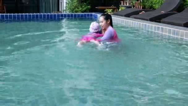 Asiática Niña Aprendiendo Nadar Lecciones Madre Cuidar Una Piscina Día — Vídeos de Stock