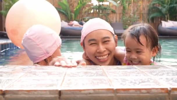 Glad Asiatisk Familj Njuter Sommarsemester Poolen Resort — Stockvideo