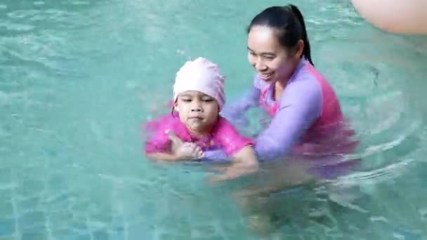 Menina Asiática Aprendendo Nadar Lições Mãe Cuidar Uma Piscina Dia — Vídeo de Stock