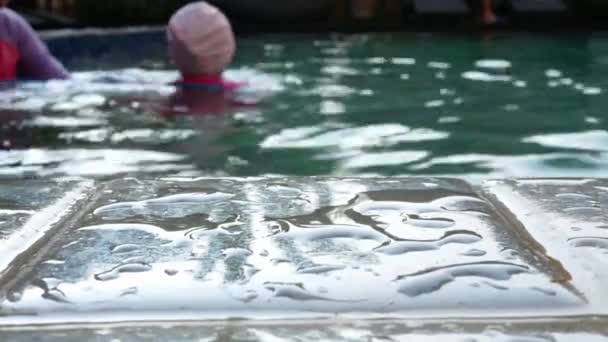 Menina Asiática Aprendendo Nadar Lições Mãe Cuidar Uma Piscina Dia — Vídeo de Stock