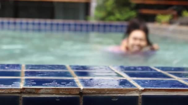 Glad Asiatisk Familj Njuter Sommarsemester Poolen Resort Selektiv Inriktning — Stockvideo