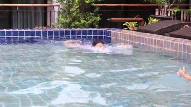 Mutlu Asyalı Aile Tatil Beldesindeki Yüzme Havuzunda Tatilin Tadını Çıkarıyor — Stok video
