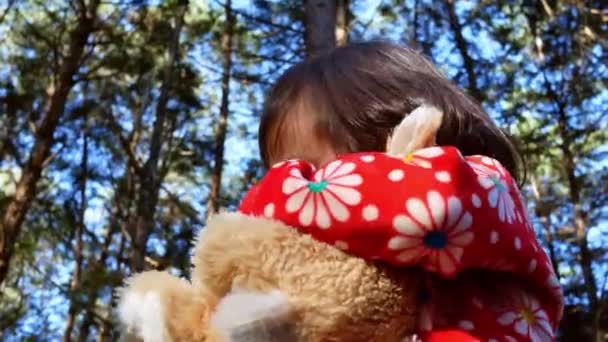 Aziatisch Klein Meisje Zoek Rond Tijdens Het Kamperen Met Familie — Stockvideo