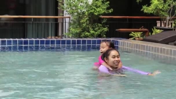 Família Asiática Feliz Desfrutando Férias Verão Piscina Resort — Vídeo de Stock