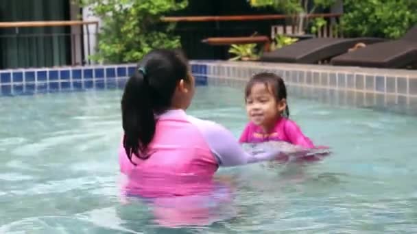 Família Asiática Feliz Desfrutando Férias Verão Piscina Resort — Vídeo de Stock