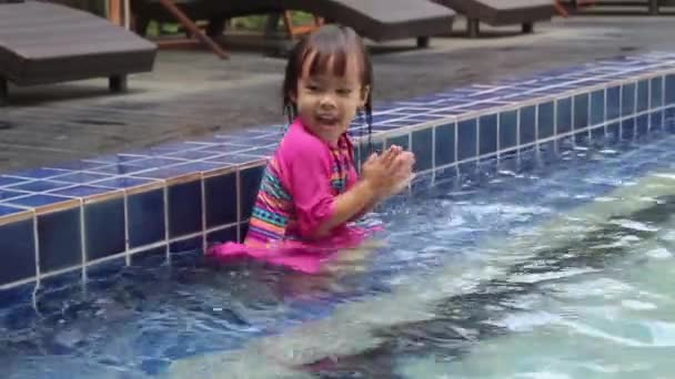 Happy Asian Familie Genieten Van Zomervakantie Zwembad Resort — Stockvideo