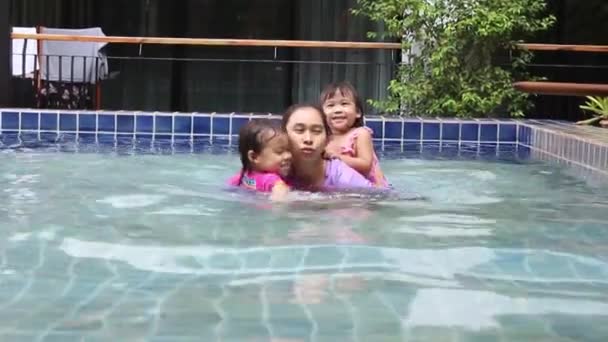 Glad Asiatisk Familj Njuter Sommarsemester Poolen Resort — Stockvideo