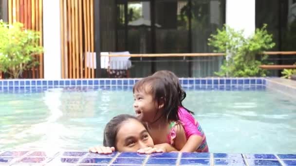 Happy Asian Family Enjoying Summer Vacation Swimming Pool Resort — Stock Video