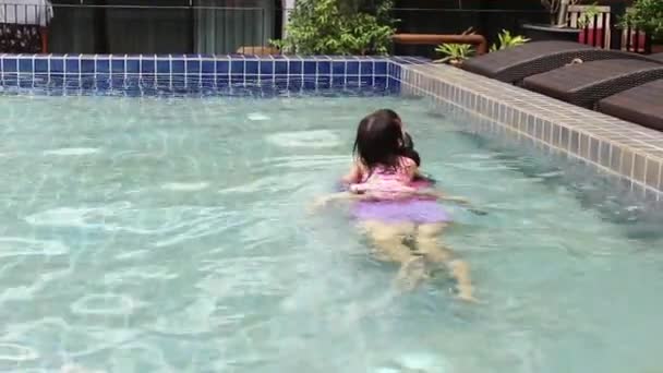 Glad Asiatisk Familj Njuter Sommarsemester Poolen Resort — Stockvideo