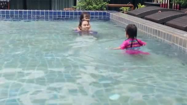 Glad Asiatisk Familj Njuter Sommarsemester Poolen Resort — Stockvideo