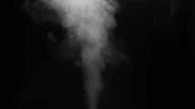 Siyah arka planda beyaz buhar dumanına yakın çekim. Soyut arkaplan kavramı.