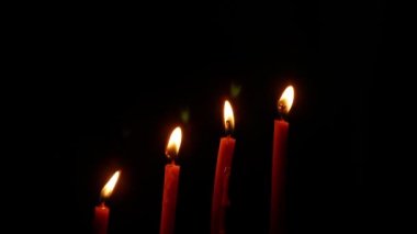 Mum ışığı geceleri yanıyor. Siyah arka planda mum yakmak. Soyut arkaplan kavramı.