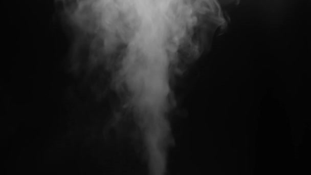 Egy Közeli Fehér Gőz Füstje Fekete Háttérrel Absztrakt Háttér Fogalma — Stock videók