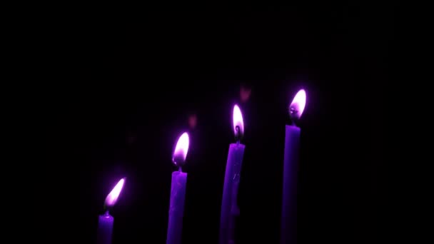 Kerzenschein Der Nacht Brennende Kerzen Auf Schwarzem Hintergrund Konzept Des — Stockvideo
