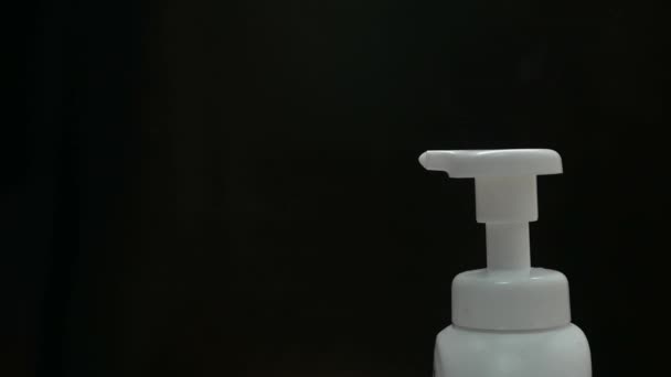 Close Van Hand Van Vrouw Pers Witte Plastic Pomp Fles — Stockvideo