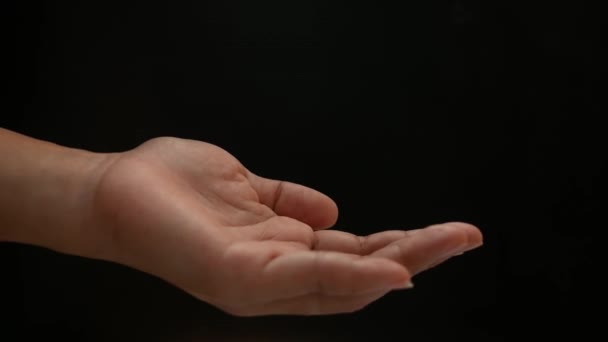 Häll Vitt Babytalk Pulver Handen Kvinnan Svart Bakgrund — Stockvideo
