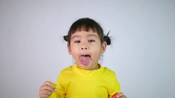 Retrato Uma Menina Asiática Sorridente Feliz Gosta Comer Sobremesa Gelatina — Vídeo de Stock