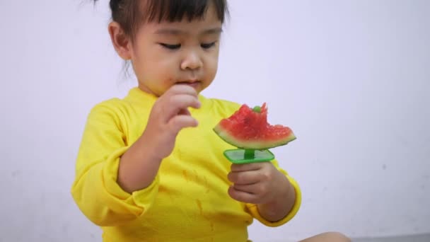 Porträt Eines Glücklich Lächelnden Asiatischen Kindermädchens Und Genieße Wassermelone Isoliert — Stockvideo