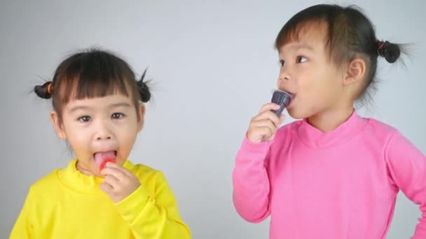 Retrato Una Feliz Sonrisa Hermanos Niñas Disfrutar Comer Postre Gelatina — Vídeo de stock