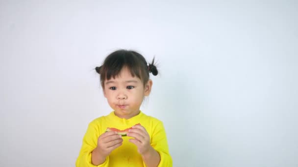 Retrato Una Niña Asiática Feliz Sonriente Disfruta Comiendo Sandía Aislada — Vídeos de Stock