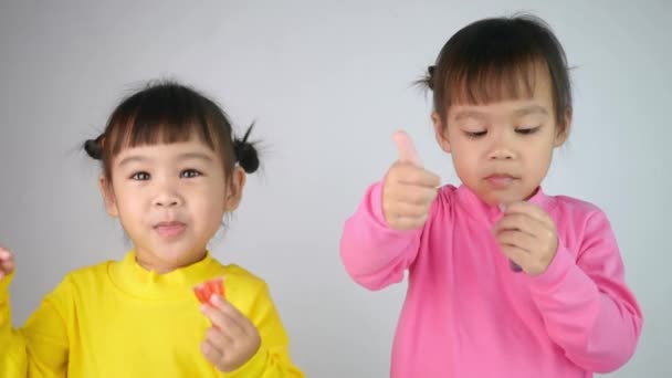 Retrato Una Feliz Sonrisa Hermanos Niñas Disfrutar Comer Postre Gelatina — Vídeo de stock