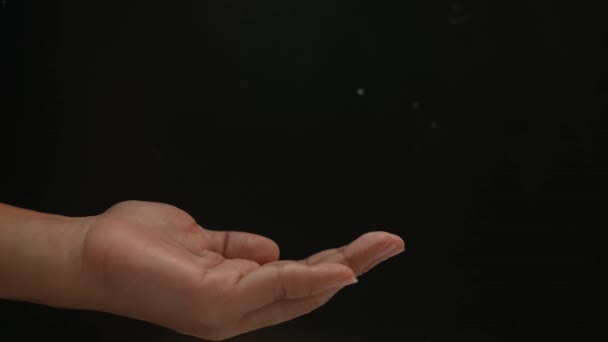 Вливание Белого Детского Талька Руку Женщины Черном Фоне — стоковое видео