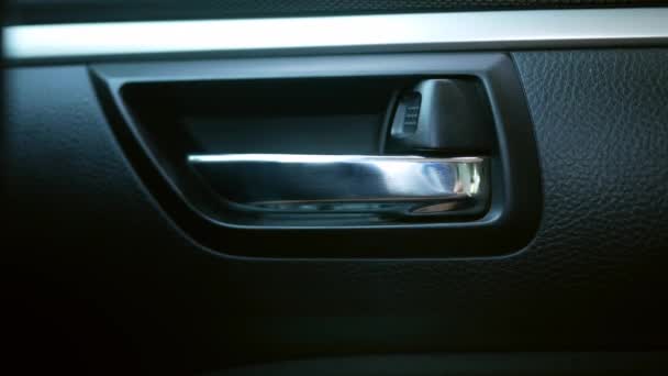 運転者の手が車の中でボタンを押している間 スイッチ電気オープンドアの作業のクローズアップ 技術と交通の概念 — ストック動画
