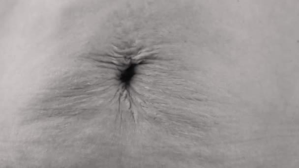 妇女分娩后腹部皮肤紧闭 皮肤有伸展痕迹和松驰 皮肤和体形保健概念 — 图库视频影像