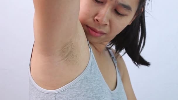Närbild Ung Kvinna Visar Sin Orakade Armhåla Och Offensiv Ansikte — Stockvideo