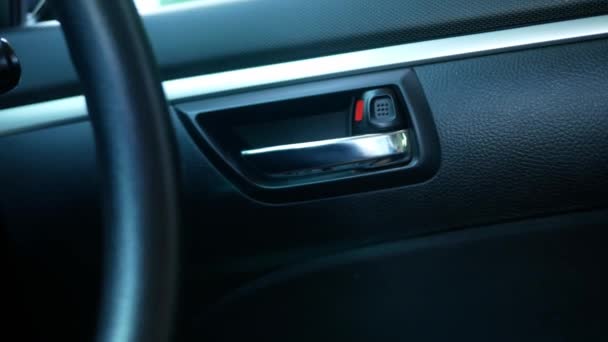 運転者の手が車の中でボタンを押している間 スイッチ電気オープンドアの作業のクローズアップ 技術と交通の概念 — ストック動画