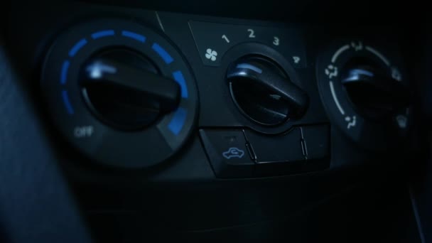 運転者の手を閉じて車の中でファン速度セレクタノブと車のエアコンや換気システムを調整する 技術と交通の概念 — ストック動画