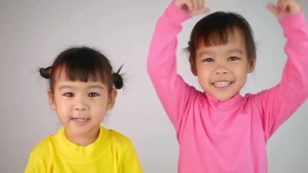 Portrait Une Enfant Asiatique Heureuse Souriante Isolée Sur Fond Blanc — Video