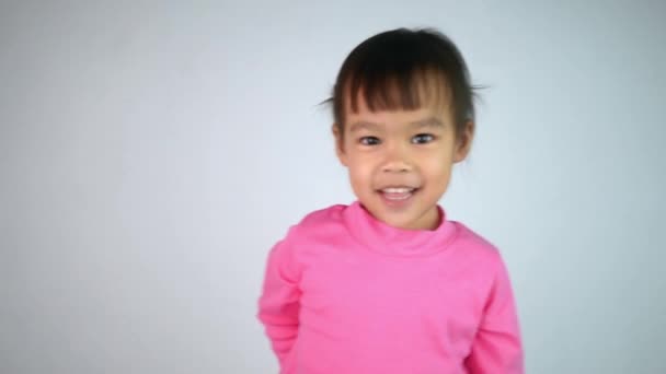 Portrait Une Enfant Asiatique Heureuse Souriante Isolée Sur Fond Blanc — Video