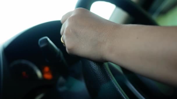 Γυναικεία Χέρια Στο Τιμόνι Ενός Αυτοκινήτου Κατά Την Οδήγηση Έννοιες — Αρχείο Βίντεο