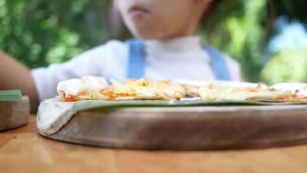 Linda Niña Hambrienta Disfrutar Comer Pizza Casera Patio Trasero Niñas — Vídeo de stock