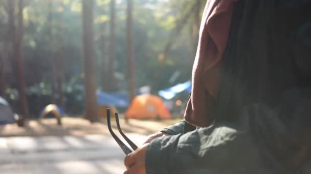 Glad Asiatisk Farfar Varnande Glasögon Över Naturen Med Solljus Tallskog — Stockvideo