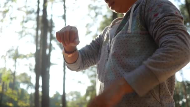 Asiatisk Kvinna Vidrör Skärmen Den Smarta Klockan Handleden För Att — Stockvideo