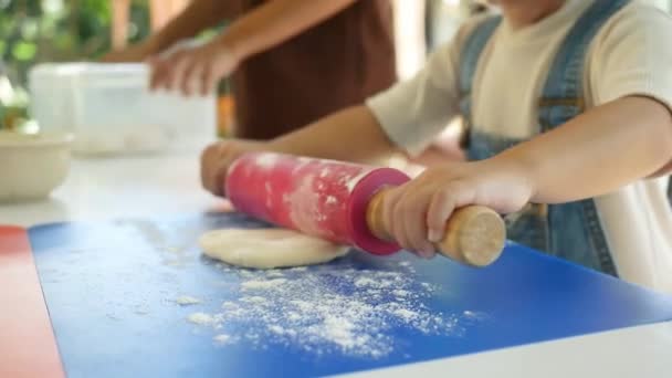어린이들 주방에서 집에서 피자를 반죽을 준비하고 밀가루를 반죽을 합니다 가족의 — 비디오