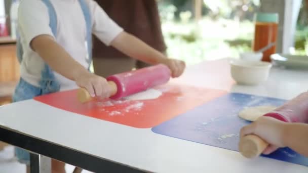 Niños Felices Preparando Masa Para Pizza Casera Cocina Extender Masa — Vídeos de Stock