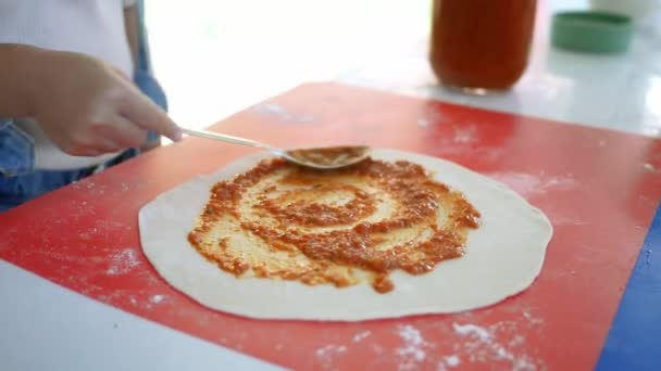 Ευτυχισμένα Παιδιά Ετοιμάζουν Σπιτική Πίτσα Στην Κουζίνα Κοριτσάκι Πασαλείβει Κέτσαπ — Αρχείο Βίντεο