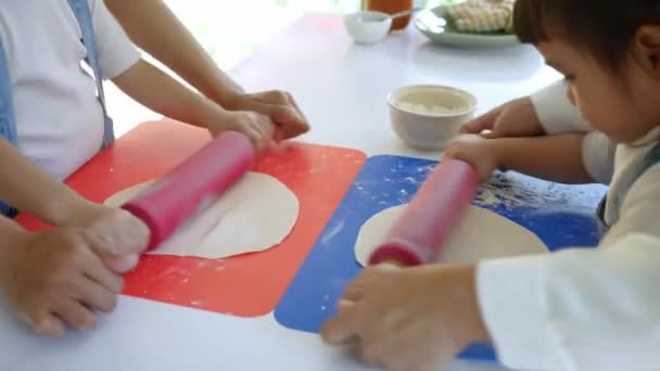Niños Felices Preparando Masa Para Pizza Casera Cocina Extender Masa — Vídeos de Stock
